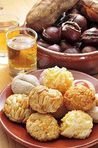 西班牙加泰罗尼亚诸圣日的一些小盘子烤栗子和红薯图片