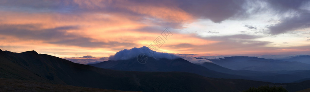 秋夕夜山高原景观乌克图片