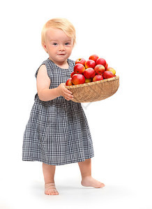 农家女孩和一篮子新鲜成熟苹图片