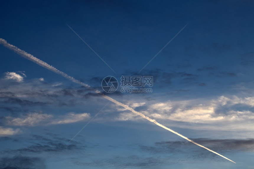 飞机喷气机在蓝天和云彩清早图片