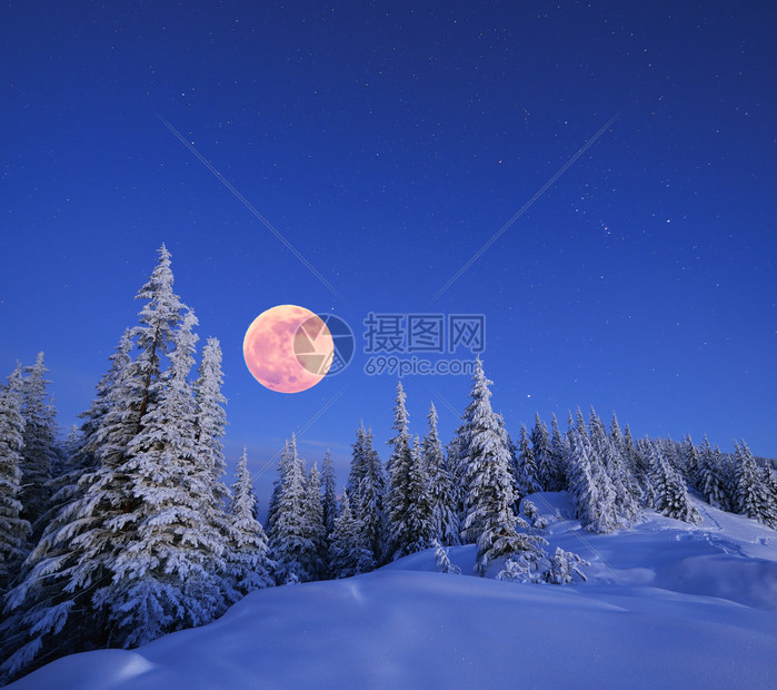 夜晚山顶的冬季风景满月和星空喀尔巴阡图片