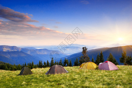 在山上露营的晨景图片