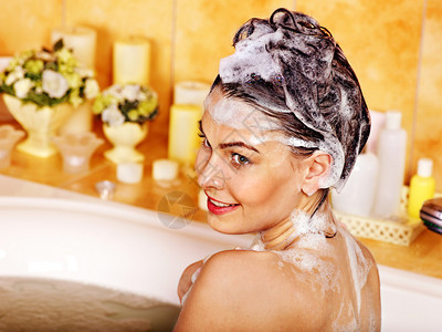 女人在泡浴中洗头图片