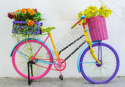 自行车花瓶里的假花图片