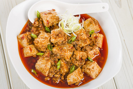 豆腐和肉末用辣椒豆沙发酵黑豆辣椒油和四川辣椒烹制而成图片