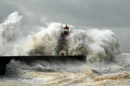 在今年的第一场大风暴中进入杜罗河港口阵风达到140公里照片拍摄于2013年1图片