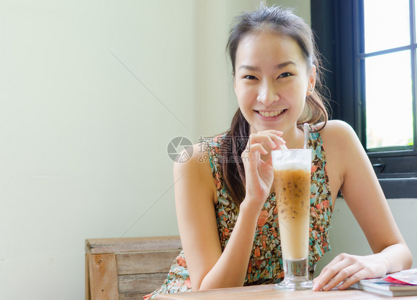 端着冰咖啡微笑的女孩高清图片下载-正版图片504777945-摄图网