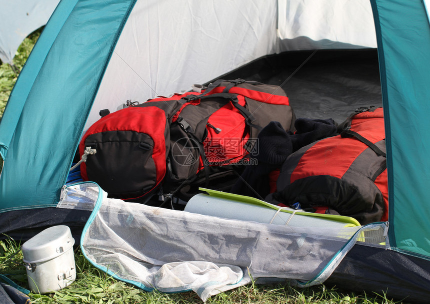 帐篷里有两个背包和图片