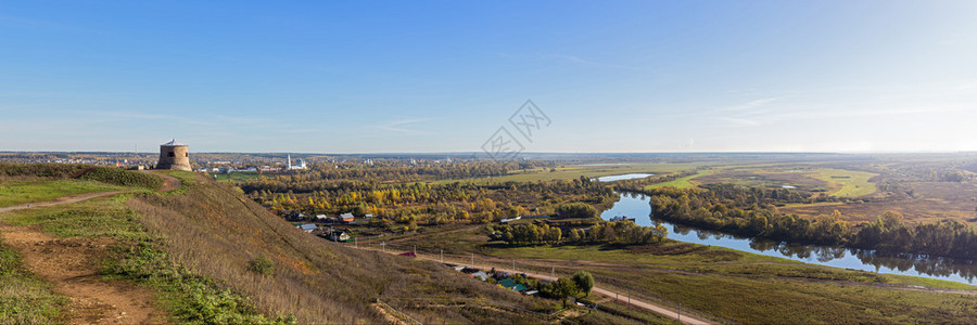 俄罗斯小古城叶拉布加秋天的全景图片