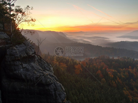 在波希米亚萨克森的美丽的瑞士山中图片