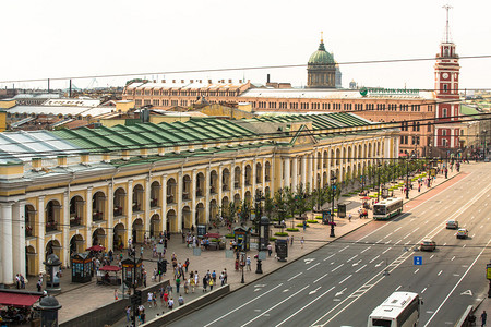 涅瓦大街上的地铁和购物中心GostinyDvor的顶视图车站于1967年开通图片