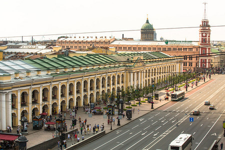 涅瓦大街上的地铁和购物中心GostinyDvor的顶视图车站于1967年开通背景图片
