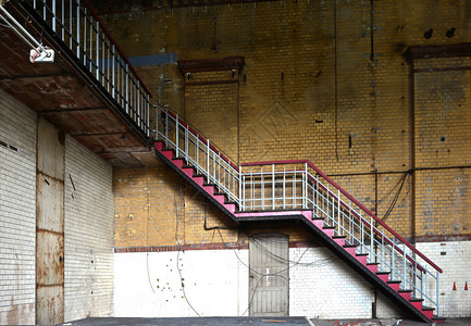 废弃工厂的楼梯图片