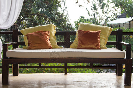 舒适花园里的木沙发背景图片