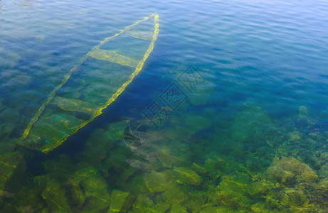 躺在底部的一艘船的残骸天然水背景图片