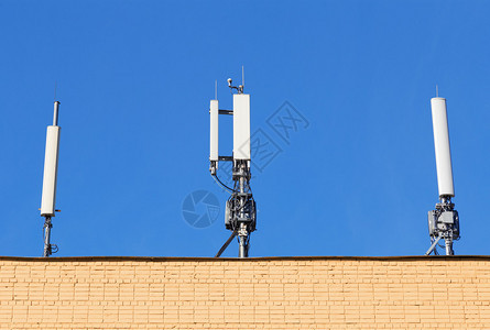 建筑物屋顶上的手机通讯设备图片