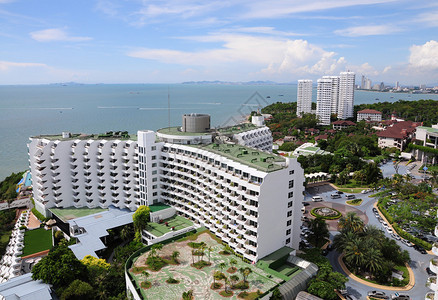 泰国帕塔亚旅馆大楼和海滩的图片