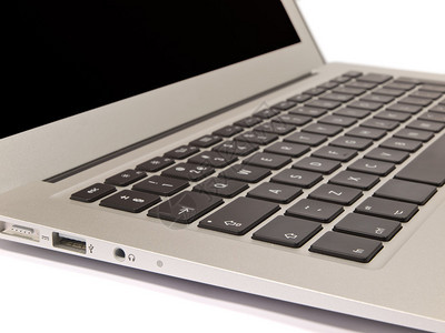 现代笔记本电脑上的键盘被白色隔离图片