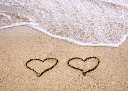 两颗心印在沙子上的符图片