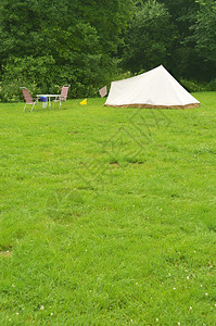 在草地上架设一个帆布帐篷的营地图片