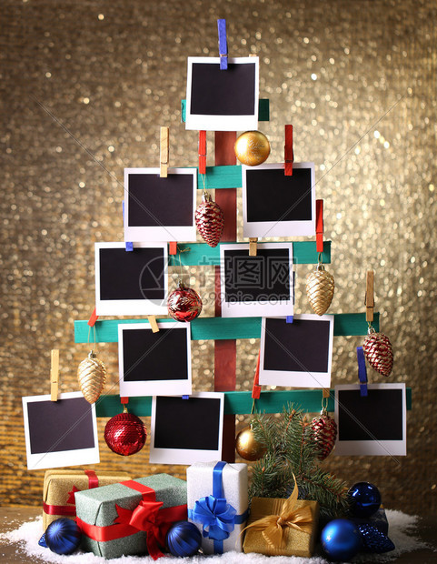 木手用空相片纸和圣诞装饰画做壁木树图片