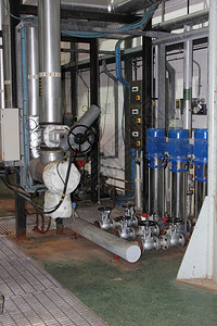在锅炉房装有自来水泵和管道的水泵用于图片