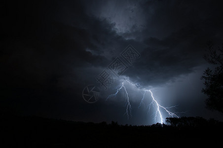 雷击到达地面图片