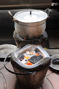 木炭火盆烧制和烹饪锅图片
