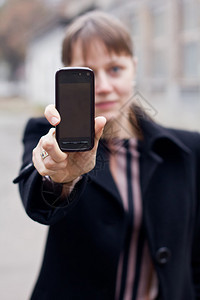手拿智能手机的女人图片