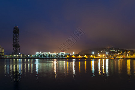 夜晚的沿海城市景观图片