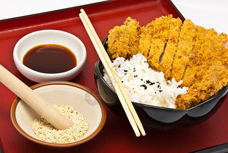 日式料理炸鸡饭图片