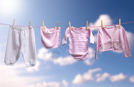 在户外晾衣绳上清洁女婴衣服图片