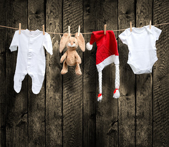 晾衣绳上的婴儿衣服和圣诞帽图片
