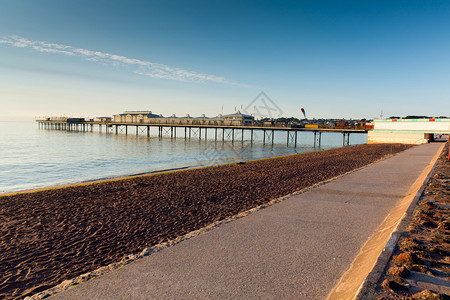 英格兰托尔盖和布里克森旅游景点附近的佩尼顿码头和沙滩Torbay图片