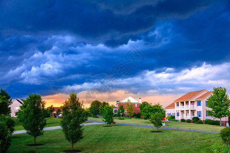 肯塔基州居民区上空的风暴云图片