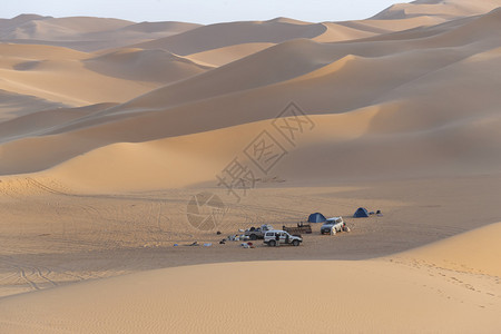 利比亚撒哈拉沙漠的旅游营地图片