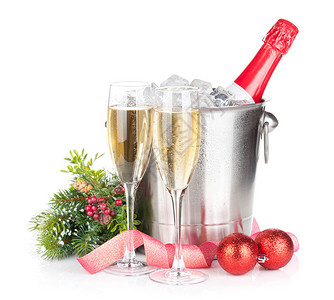 香槟瓶装冰桶两个杯子和圣诞节装饰品背景图片