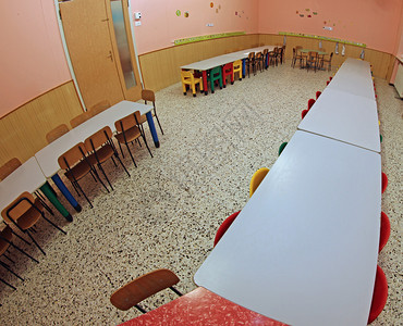 为没有孩子的有色小椅子儿童开设的幼儿园图片