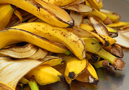 许多黄香蕉皮仅存有机图片