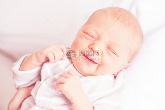 白毯下的女婴图片