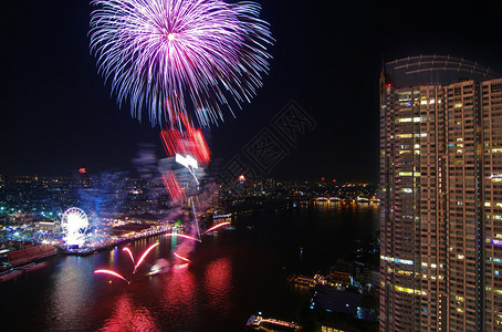 快乐烟花夜景曼谷城市景观河景图片