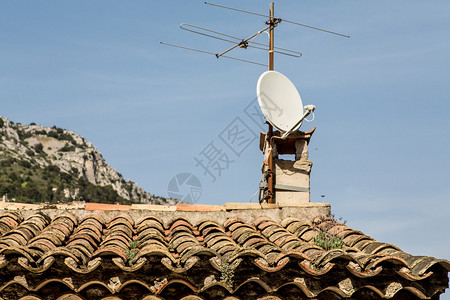 古老的电视天线和现代电视卫星天线图片