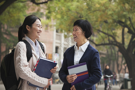 大学生和校园问图片