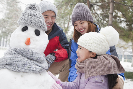 冬天在公园里堆雪人的家庭图片