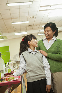 学校食堂里的老师和女学生合影背景图片