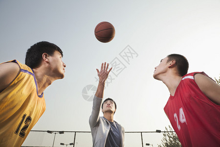 篮球运动员为球而战图片