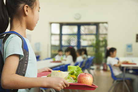 在学校食堂里拿着餐图片