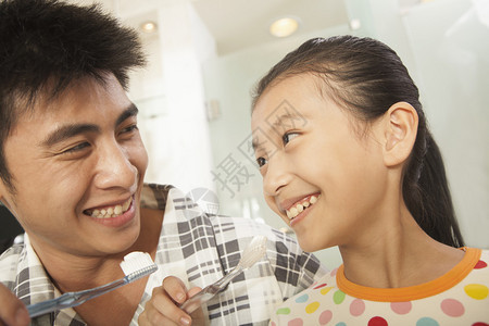 父亲和女儿一起刷牙图片