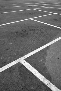 停车位由白线隔开图片