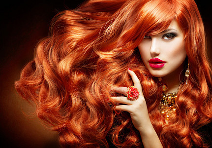 红色长卷发时尚女人肖像背景图片